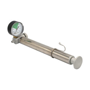 Pompka z manometrem pod kątem 90° do zbiorników z pokrywą pływającą Pompka z manometrem pod kątem 90° do zbiorników z pokrywą pływającą